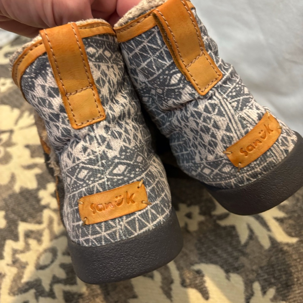 Super Cute Sanuk Boots Size 7 - Picture 6 of 7